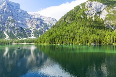 Lago di Braies, Dolomitler 'deki güzel göl, Güney Tyrol, Ital.