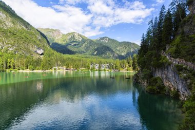 Lago di Braies, Dolomitler 'deki güzel göl, Güney Tyrol, Ital.