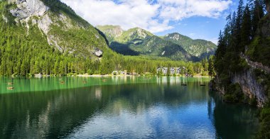 Lago di Braies, Dolomitler 'deki güzel göl, Güney Tyrol, Ital.