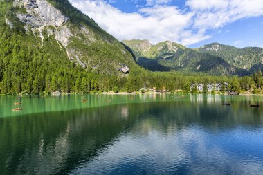 Lago di Braies, Dolomitler 'deki güzel göl, Güney Tyrol, Ital.