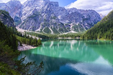Lago di Braies, Dolomitler 'deki güzel göl, Güney Tyrol, Ital.