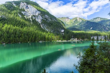 Lago di Braies, Dolomitler 'deki güzel göl, Güney Tyrol, Ital.