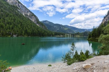 Lago di Braies, Dolomitler 'deki güzel göl, Güney Tyrol, Ital.