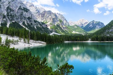 Lago di Braies, Dolomitler 'deki güzel göl, Güney Tyrol, Ital.