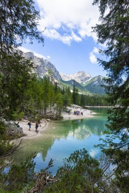 BRAIES, ITALY, 22 Temmuz 2019: Bolzano, Güney Tyrol 'deki Braies Gölü' nün güzel manzarası