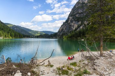 Lago di Braies, Dolomitler 'deki güzel göl, Güney Tyrol, Ital.