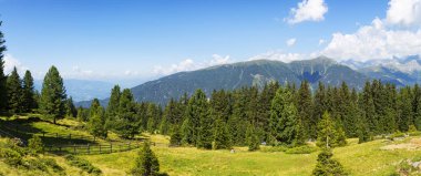 Güney Tyrol 'daki harika dağ yürüyüşü rotası. Güzel doğal manzaralar. Doğa ve spor