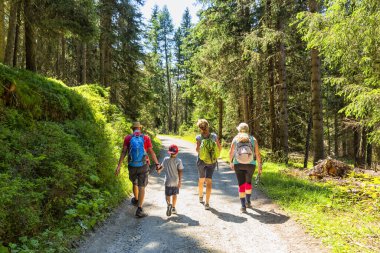 Güney Tirol, İtalya 2022, 12 Ağustos, Güney Tyrol 'daki muhteşem dağ yürüyüşü rotası. Güzel doğal manzaralar. Doğa ve spor