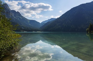 Antholz Gölü, Güney Tyrol, İtalya 'da güzel bir göl.