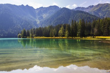 Antholz Gölü, Güney Tyrol, İtalya 'da güzel bir göl.