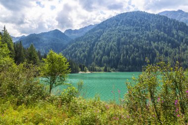 Antholz Gölü, Güney Tyrol, İtalya 'da güzel bir göl.