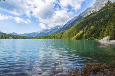 Antholz Gölü, Güney Tyrol, İtalya 'da güzel bir göl.