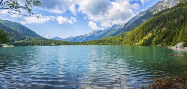 Antholz Gölü, Güney Tyrol, İtalya 'da güzel bir göl.