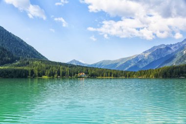 Antholz Gölü, Güney Tyrol, İtalya 'da güzel bir göl.