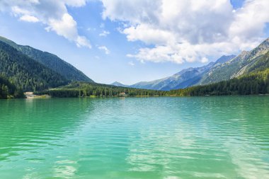 Antholz Gölü, Güney Tyrol, İtalya 'da güzel bir göl.