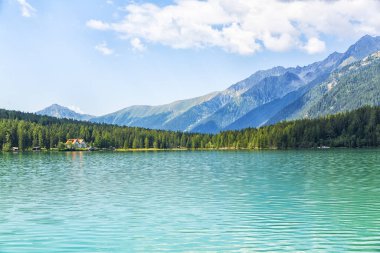 Antholz Gölü, Güney Tyrol, İtalya 'da güzel bir göl.