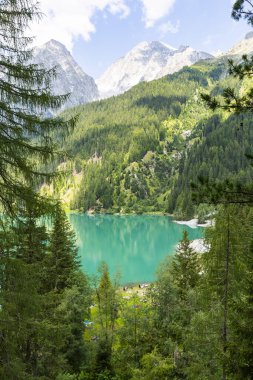 Antholz Gölü, Güney Tyrol, İtalya 'da güzel bir göl.
