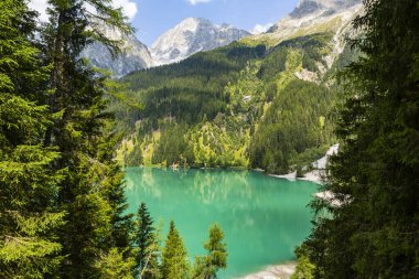 Antholz Gölü, Güney Tyrol, İtalya 'da güzel bir göl.