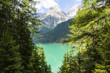 Antholz Gölü, Güney Tyrol, İtalya 'da güzel bir göl.