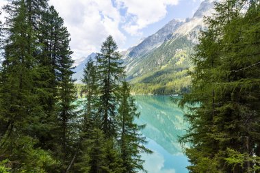 Antholz Gölü, Güney Tyrol, İtalya 'da güzel bir göl.
