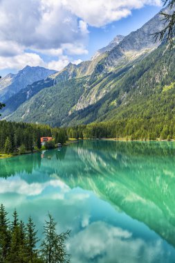 Antholz Gölü, Güney Tyrol, İtalya 'da güzel bir göl.