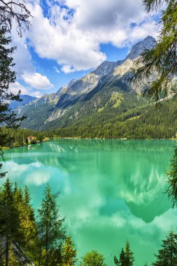 Antholz Gölü, Güney Tyrol, İtalya 'da güzel bir göl.