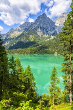 Antholz Gölü, Güney Tyrol, İtalya 'da güzel bir göl.