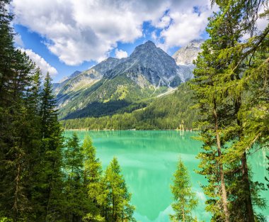 Antholz Gölü, Güney Tyrol, İtalya 'da güzel bir göl.