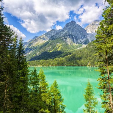 Antholz Gölü, Güney Tyrol, İtalya 'da güzel bir göl.