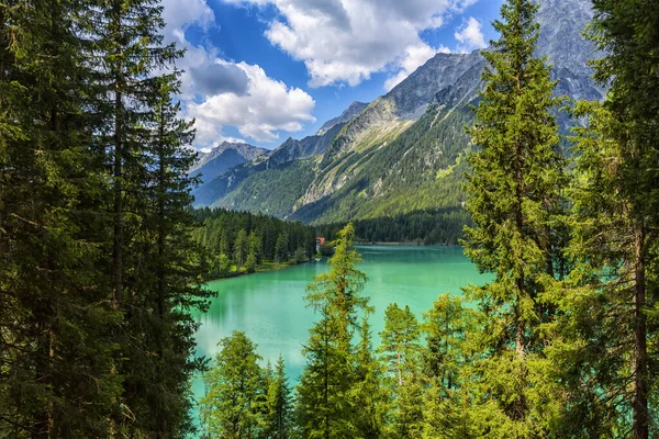 Antholz Gölü, Güney Tyrol, İtalya 'da güzel bir göl.