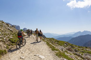 Lavaredo 'nun Üç Tepesi, Güney Tyrol' daki Dolomitlerin sembolü. İtalya