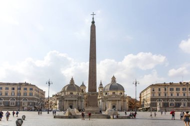 Roma, İtalya, 18 Ağustos 2021 Piazza del Popolo 'dan Roma' nın güzel manzarası. İtalya