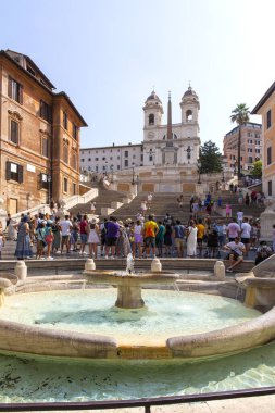 ROME, ITALY 2021, 18 Ağustos: Roma 'nın Piazza di Spagna, Trinit dei Monti ve Bernini' s Barcaccia 'dan güzel manzarası