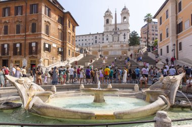 ROME, ITALY 2021, 18 Ağustos: Roma 'nın Piazza di Spagna, Trinit dei Monti ve Bernini' s Barcaccia 'dan güzel manzarası
