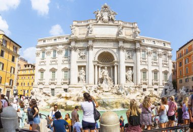 ROME, ITALY 2021, 18 Ağustos: Roma 'nın Fontana di Trevi' den güzel manzarası (Trevi Fountain)