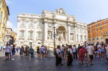 ROME, ITALY 2021, 18 Ağustos: Roma 'nın Fontana di Trevi' den güzel manzarası (Trevi Fountain)