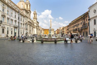 ROME, ITALY, 18 Ağustos 2021: Roma, İtalya 'daki Piazza Navona' nın güzel manzarası