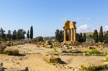 Agrigento, Tapınaklar Vadisi 'nin arkeoloji parkı, kolon tanrılarının mabedi ve Dioscuri Tapınağı.