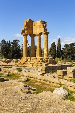 Agrigento, Tapınaklar Vadisi 'nin arkeoloji parkı, kolon tanrılarının mabedi ve Dioscuri Tapınağı.