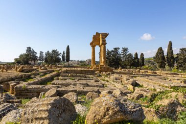 Agrigento, Tapınaklar Vadisi 'nin arkeoloji parkı, kolon tanrılarının mabedi ve Dioscuri Tapınağı.