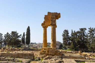 Agrigento, Tapınaklar Vadisi 'nin arkeoloji parkı, kolon tanrılarının mabedi ve Dioscuri Tapınağı.