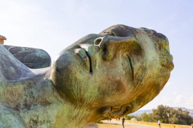 Igor Mitoraj 'ın muhteşem İkarus heykeli Sicilya' nın Agrigento kentindeki Tapınaklar Vadisi 'nin arkeoloji parkında yer almaktadır.