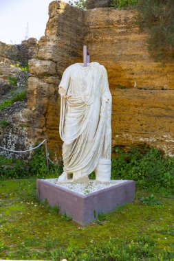İtalya, Sicilya, Agrigento 'daki Tapınaklar Vadisi' nde sergilenen iki mermer heykel.