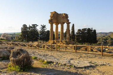 Agrigento, Tapınaklar Vadisi 'nin arkeoloji parkı, kolon tanrılarının mabedi ve Dioscuri Tapınağı.