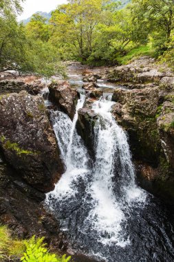 Lower Falls, Glen Nevis, Fort William yakınlarında. Nevis Nehri 'ne alçak bir uçurumun dibinde katılan bir akarsudur.
