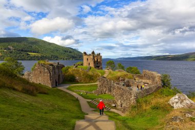 Loch Ness, İskoçya, Büyük Britanya yakınlarındaki Urquhart Kalesi harabeleri