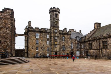 Edinburgh Kalesi antik bir kaledir. Kale kayasının tepesindeki konumundan Edinburgh şehrinin panoramasına hakimdir.