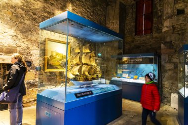 EDINBURGH, SCOTLAND 2022 Ağustos: İskoçya 'nın bir simgesi olan Edinburgh Kalesi' ni ziyaret edin