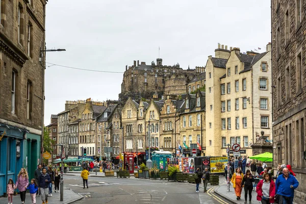 EDINBURGH, SCOTLAND 2022, 21 Ağustos: Edinburgh sokak manzarası, eski kasaba. İnsanlar yolda yürüyor. Edinburgh Uluslararası Festivali