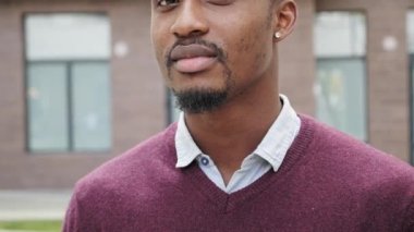 Afro-Amerikan erkek iş adamının etkileyici yüzüyle yakın plan portresi..